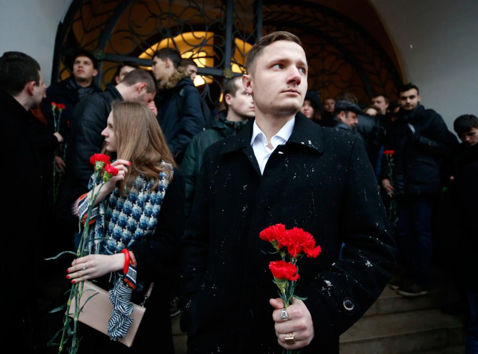 Ljudje so na prizorišče terorističnega napada v Sankt Peterburgu ves dan prinašali cvetje. Foto: Reuters.