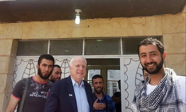 John McCain med obiskom pri "upornikih" v Siriji. Vir: Theblaze.com