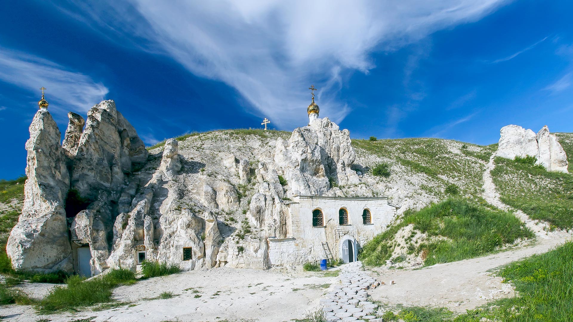 Православный храм, вырубленный в скале в Дивногорье, Воронежская область