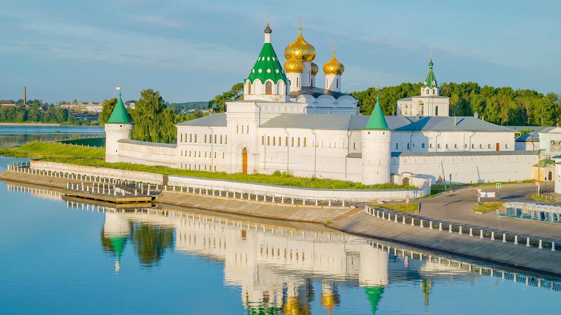 Ипатьевский монастырь на берегу реки Костромы на рассвете