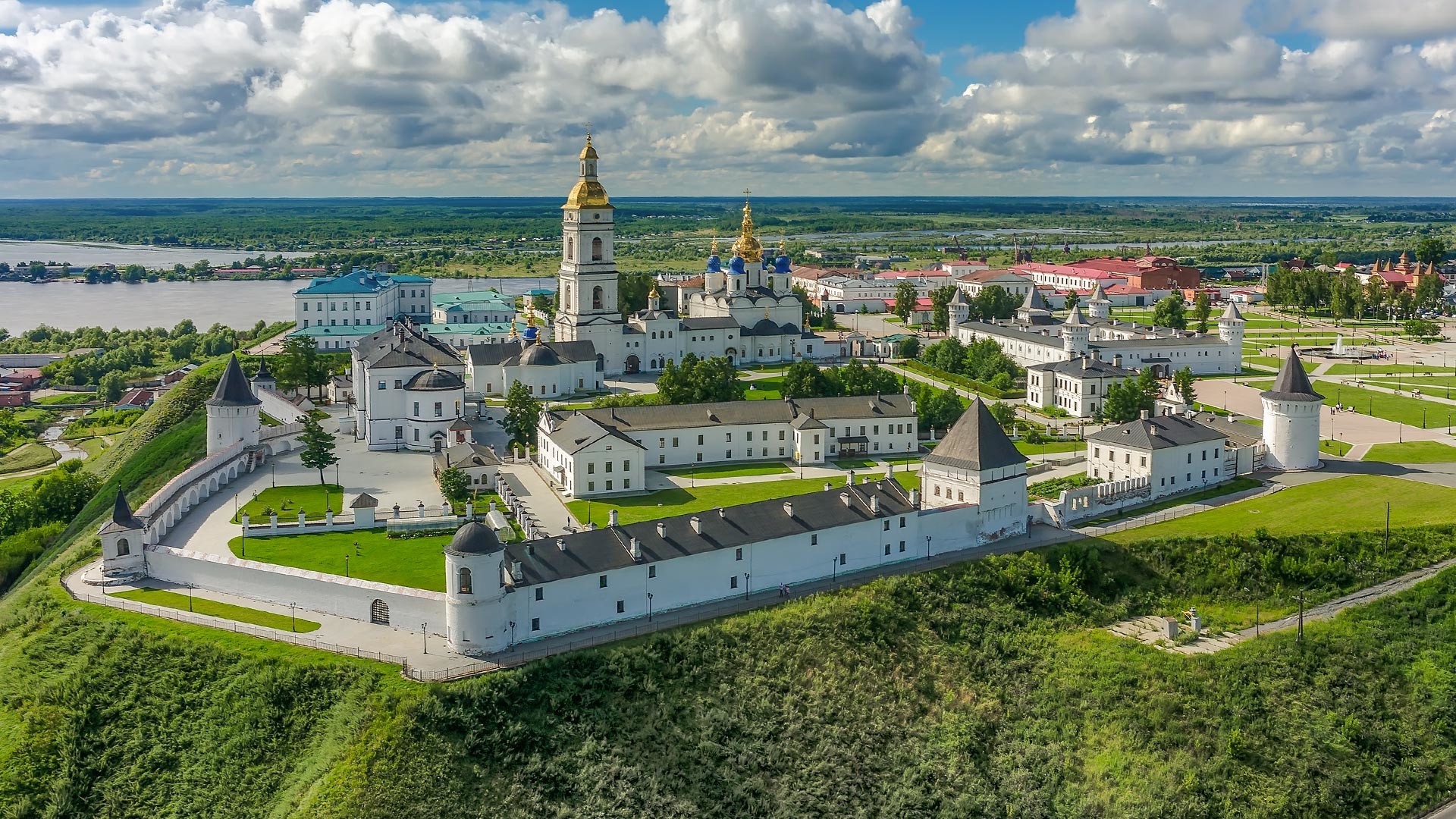 Вид с высоты птичьего полета на Тобольский кремль и Софийско-Успенский собор